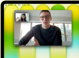 MacBook Neo, citrusově žlutý, na displeji je vidět probíhající videohovor, funkce Centrování záběru udržuje uživatele uprostřed obrazu